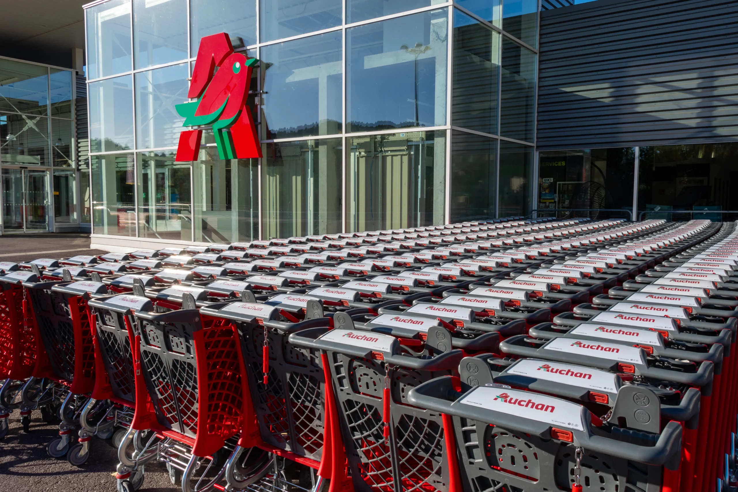 Vue façade enseigne Auchan