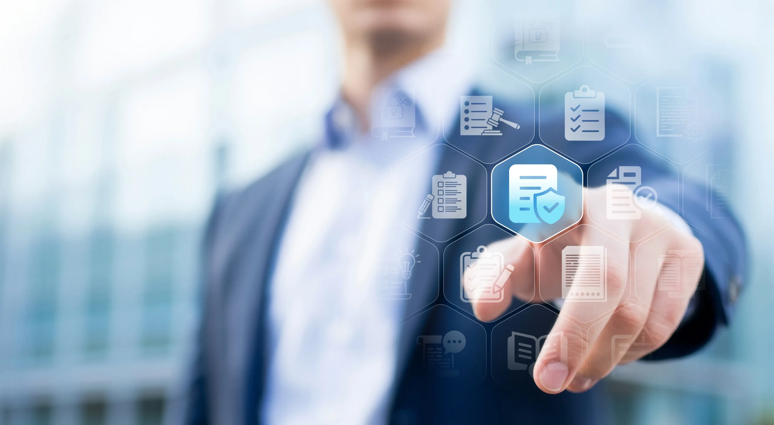Personne en tenue professionnelle touchant une interface numérique affichant des icônes de sécurité, de conformité et de documents