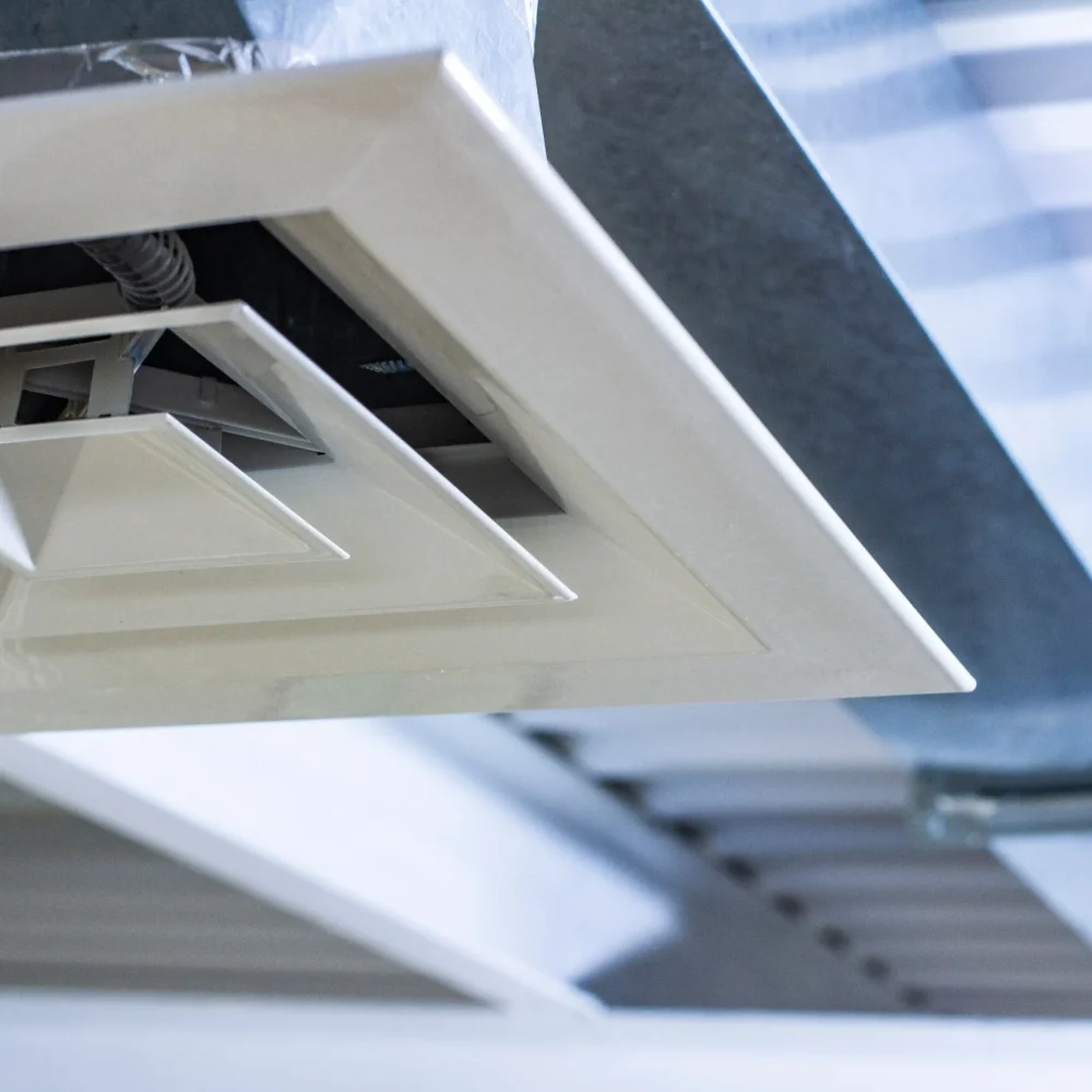 Bouche de ventilation reliée à un système CVC dans un bâtiment tertiaire