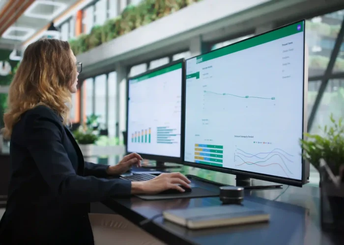 Analyse sur ordi d'un dashboard énergie en entreprise sur paris
