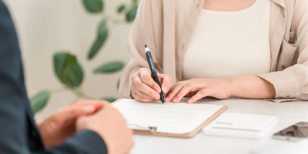 Signature d'un contrat ou rapport lors d'un rendez-vous professionnel