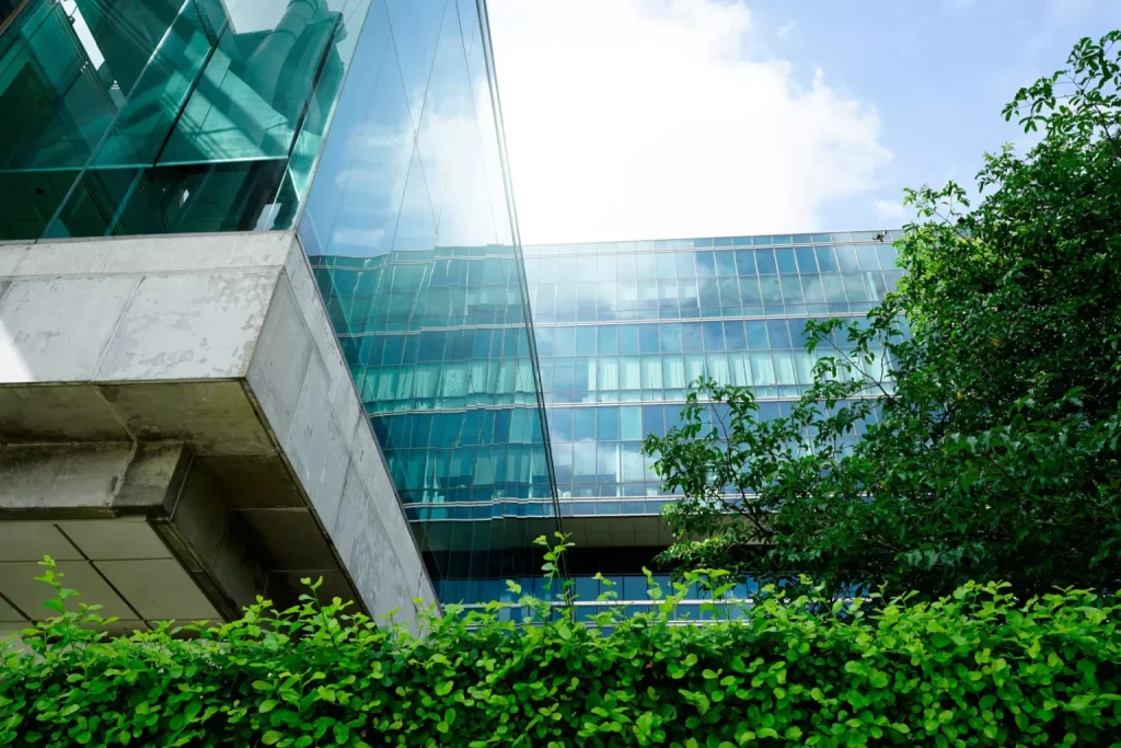 Edificio ecológico y con bajas emisiones de carbono para maximizar la eficiencia energética.