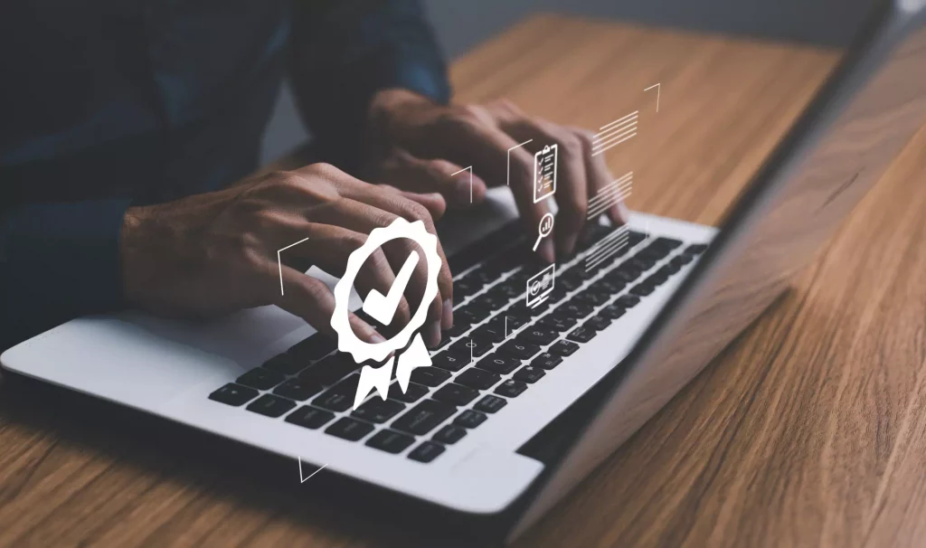 Colaborador que trabaja en la implementación de la norma ISO 50001.