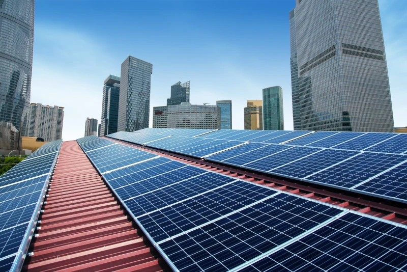 Paneles solares instalados en el tejado de un edificio para producir energía verde y fomentar el autoconsumo.