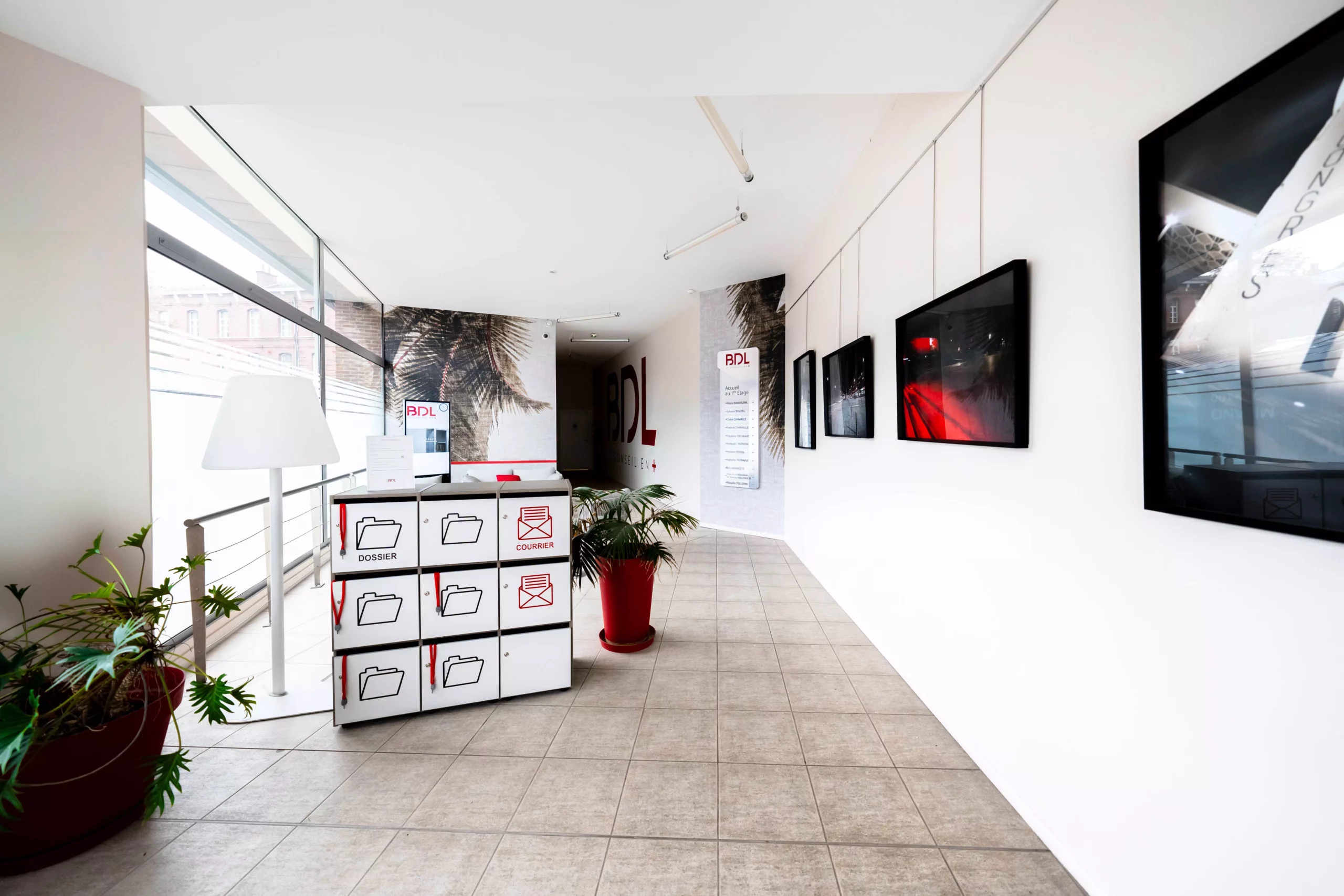 vista del vestíbulo del edificio bdl