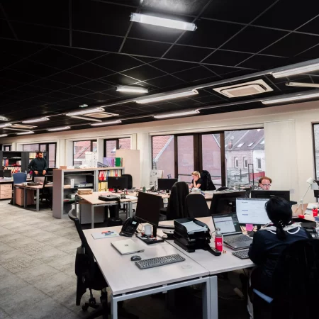 vista de espacio abierto bdl oficinas equipos