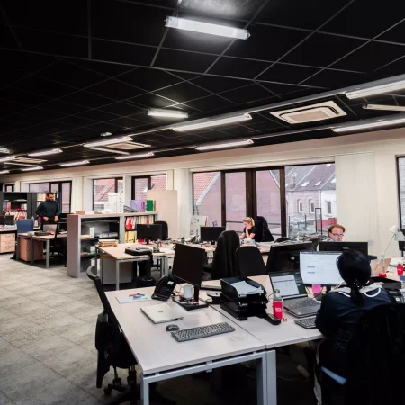 vista de espacio abierto bdl oficinas equipos